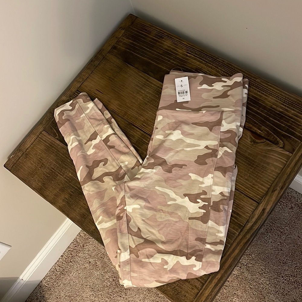 NWT Lou & Grey camo leggings
